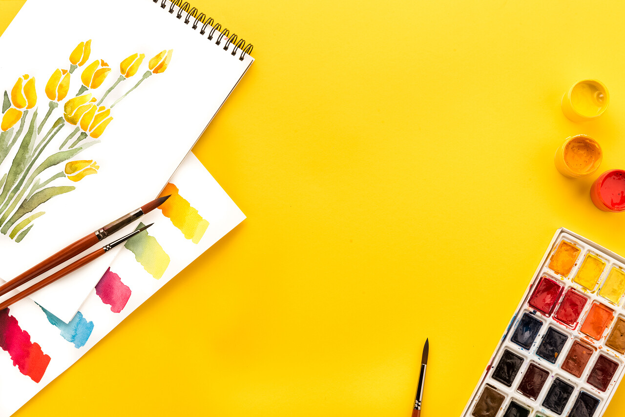 图纸的鲜花 颜料和画笔上黄色，春天概念的顶视