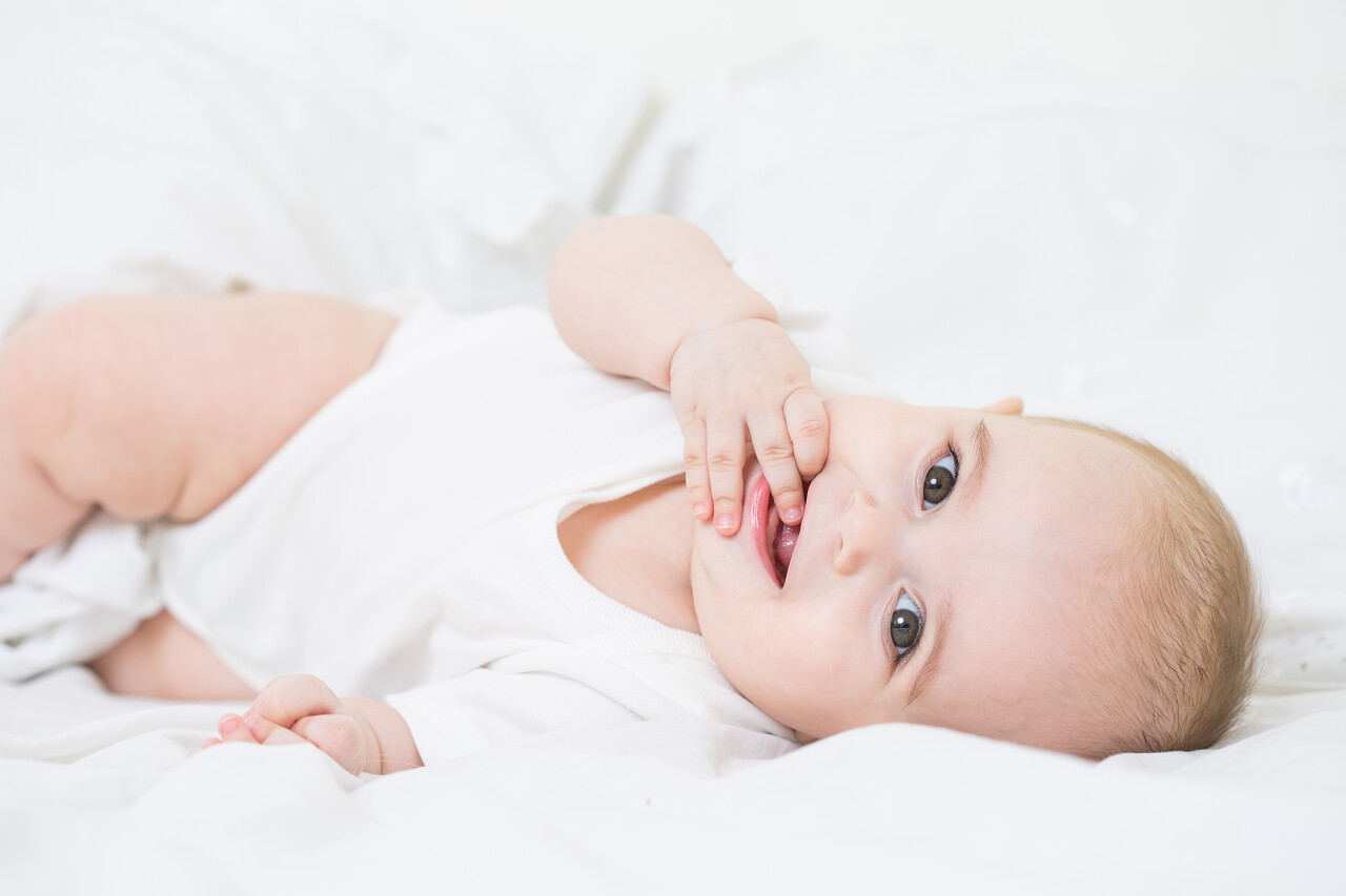 躺在床上的婴儿