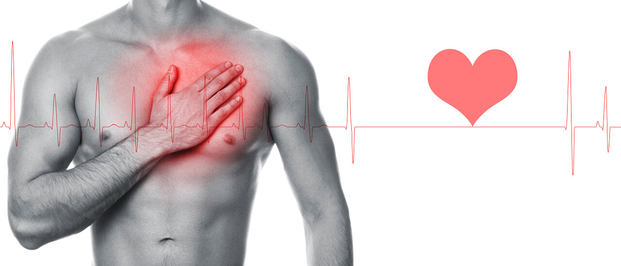 心的问题男人牵着的手在他的胸口心脏病发作或其他疾病.心绞痛心脏病