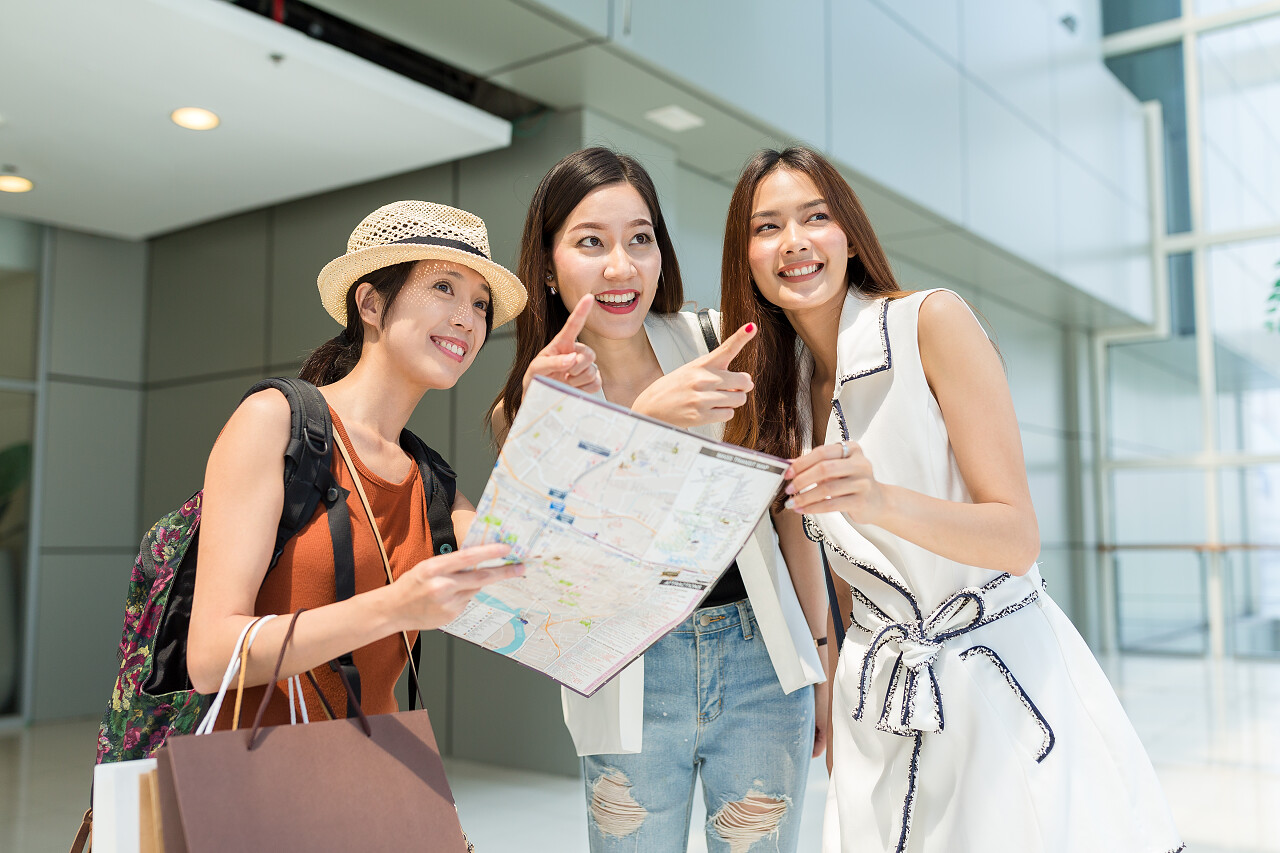 当地人民帮助游客找到位置