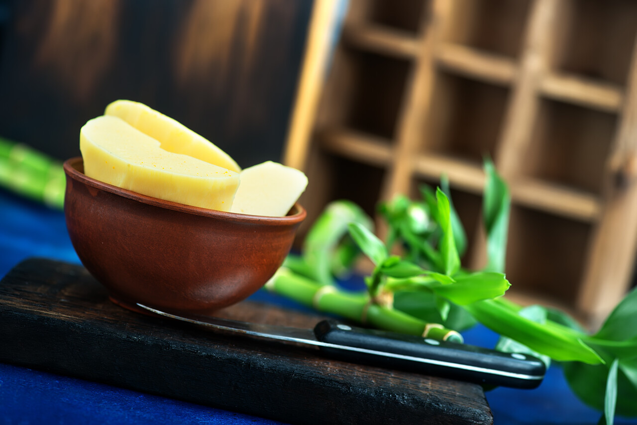 竹笋摆在桌子上