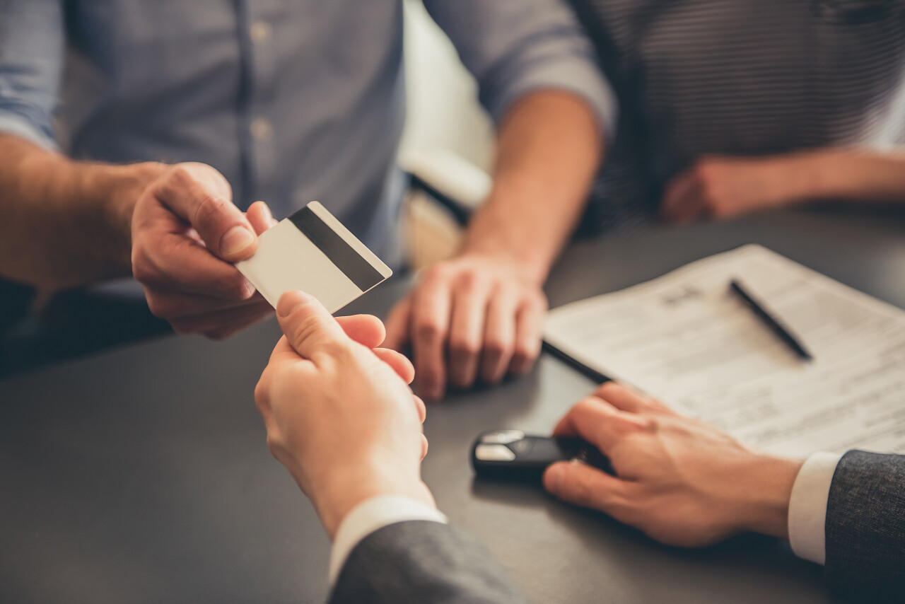 正在刷信用卡现场签约成功