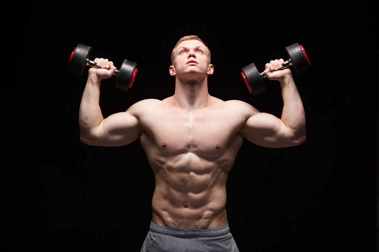 哑铃健身肌肉男