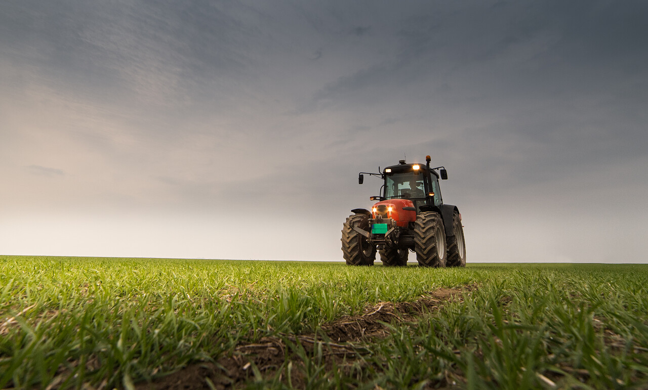 田野上的拖拉机传统二十四节气24节气惊蛰