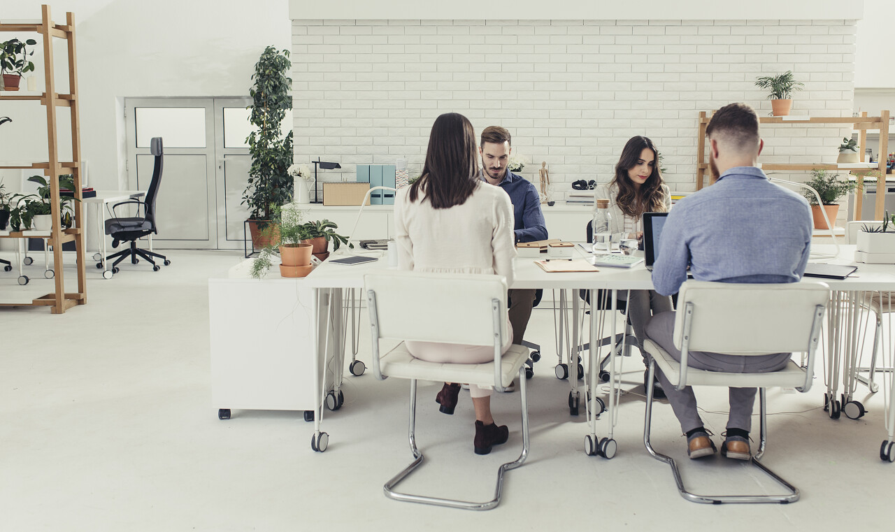 集团的商人和企业家在笔记本电脑上工作