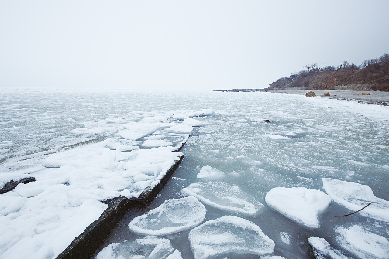 在冬天冰冻的大海在海滩的清晨