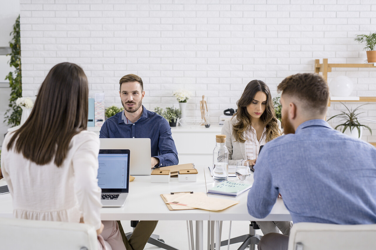 商人在会议室一起工作