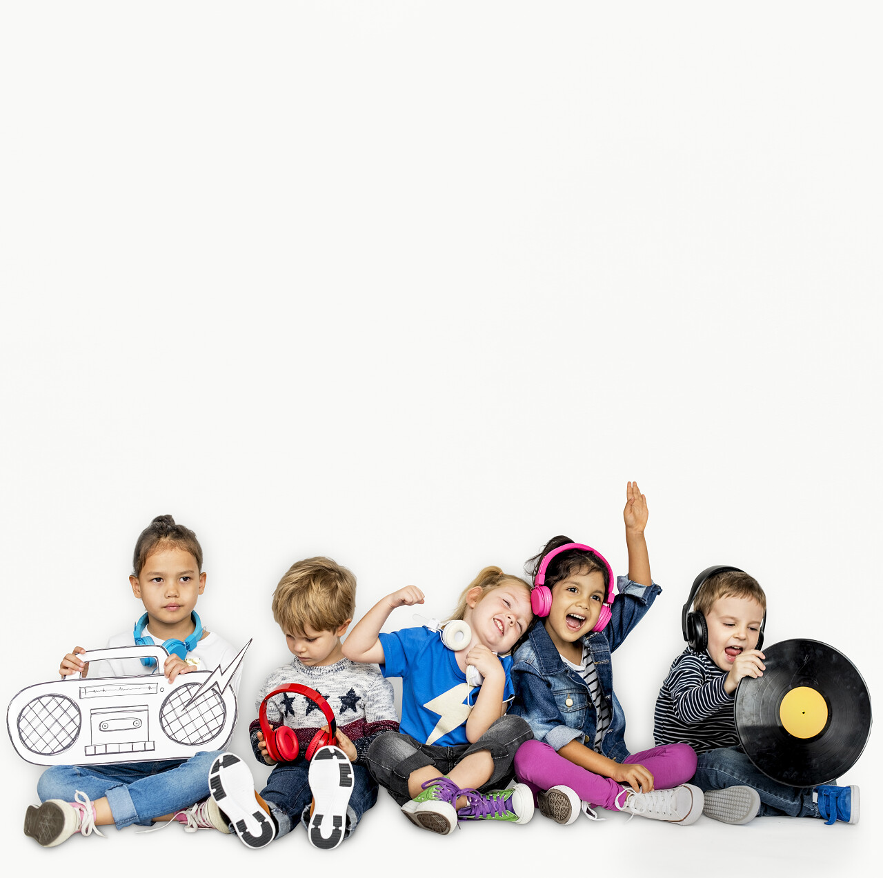 多族裔儿童肖像在一起玩耍