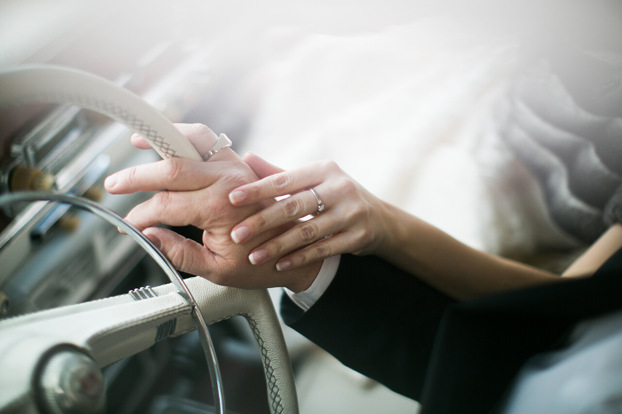 幸福的新娘手扶复古车