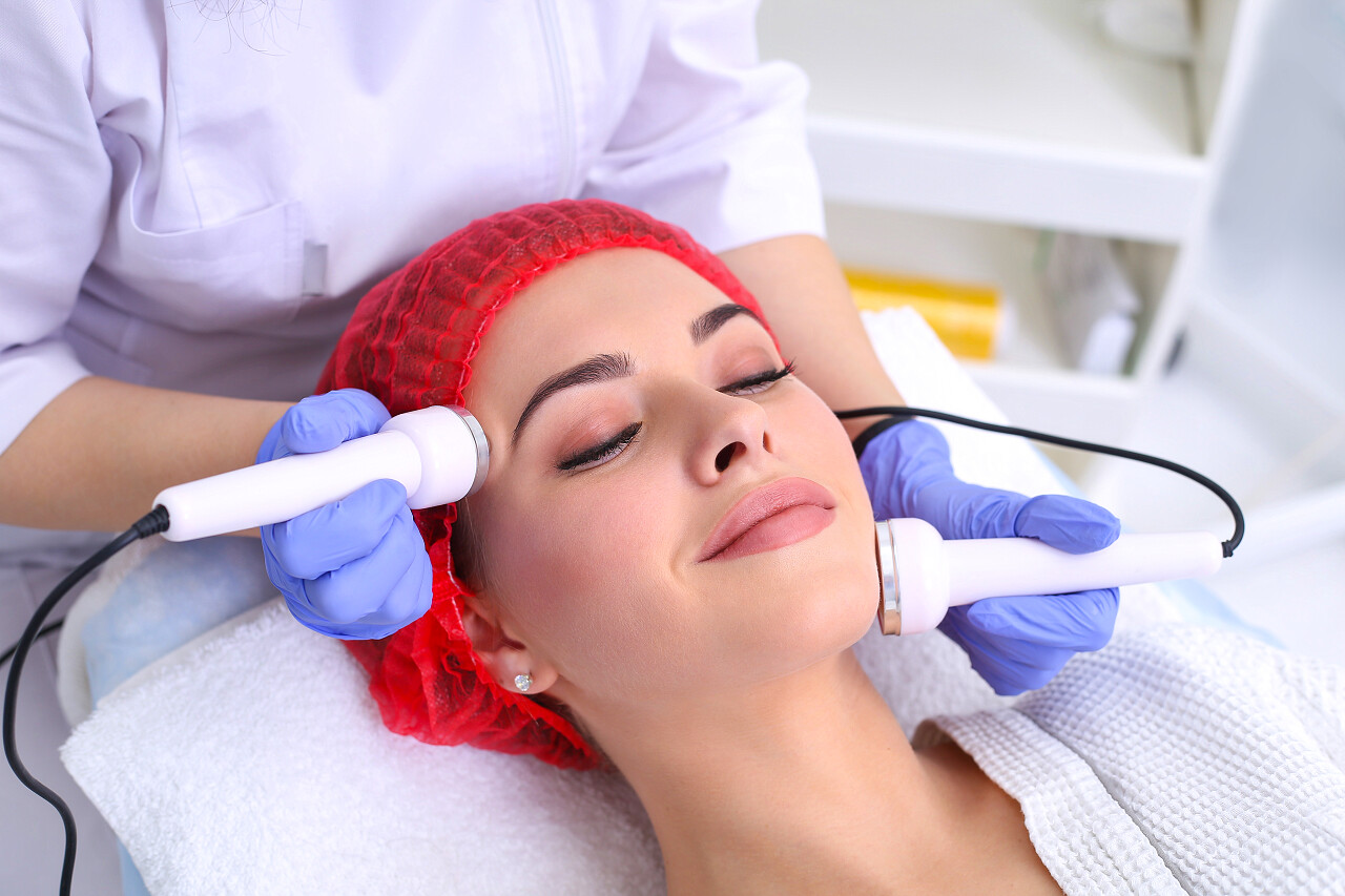 女人在美容面部护理面部按摩面部整形