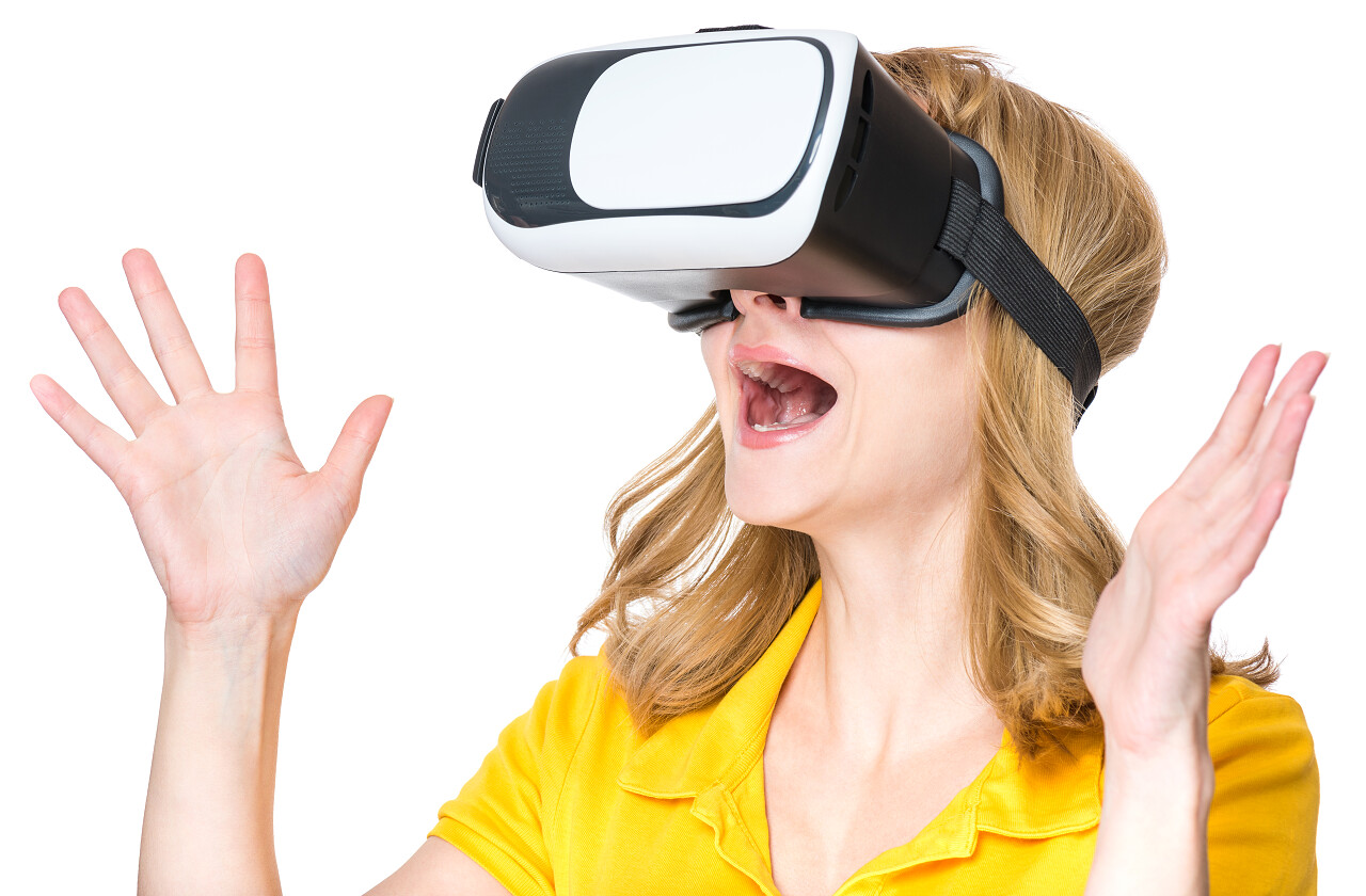 女人戴着VR眼镜震惊