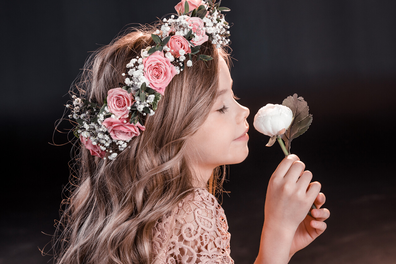 手捧鲜花的少女