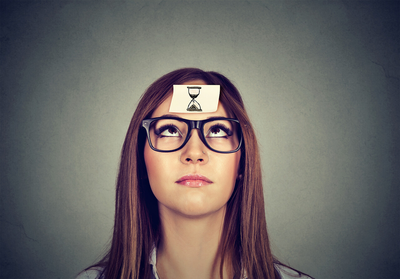 年轻女子抬头看无聊无奈