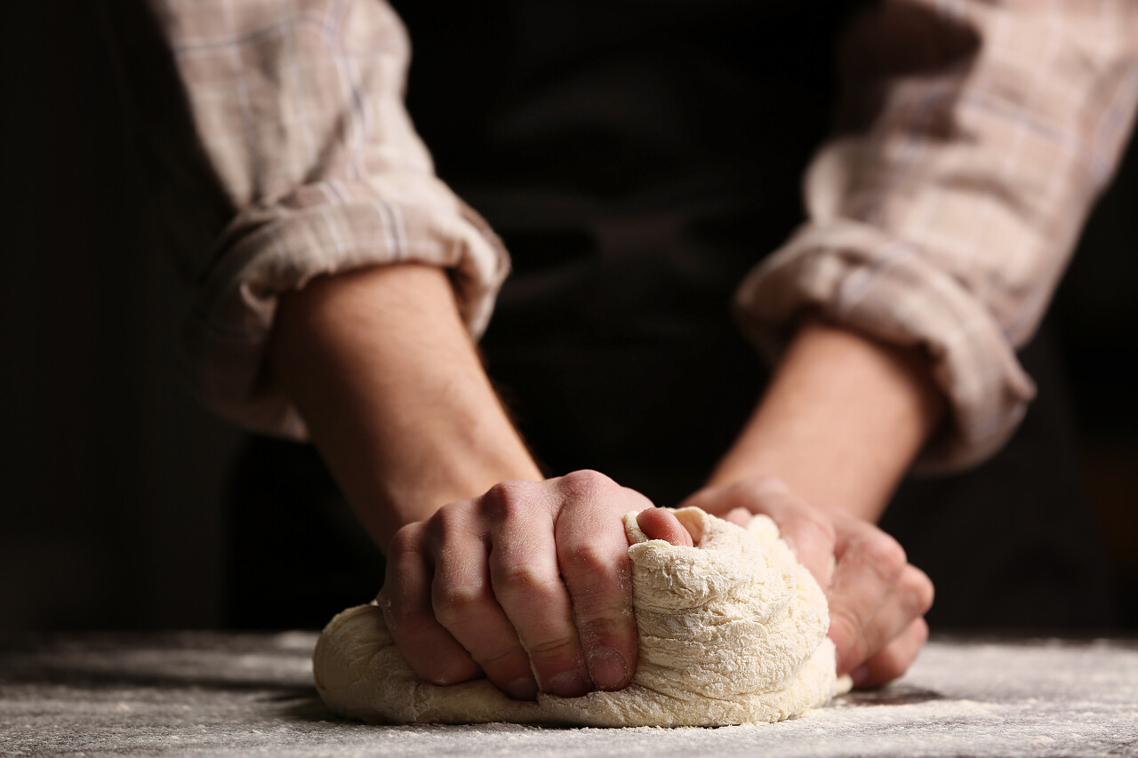 男性双手揉搓面团