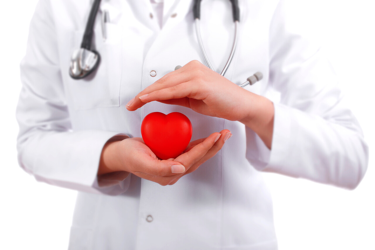 手捧爱心的女医生