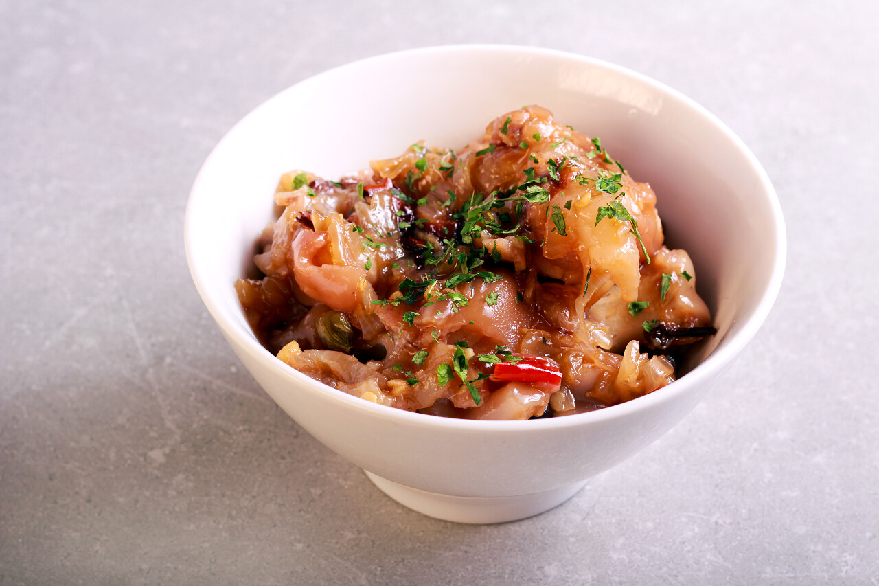 在桌子上一碗卤肉脚