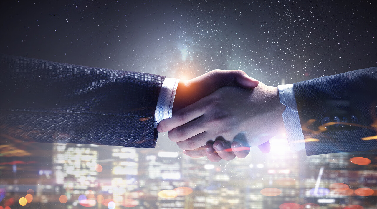 在城市背景下的商业握手的特写合作团结握手企业团结团结人物合作平台商务人士合作握手