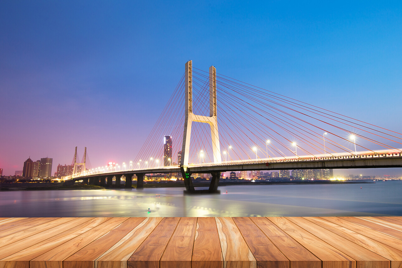 河面上的桥梁南昌旅游