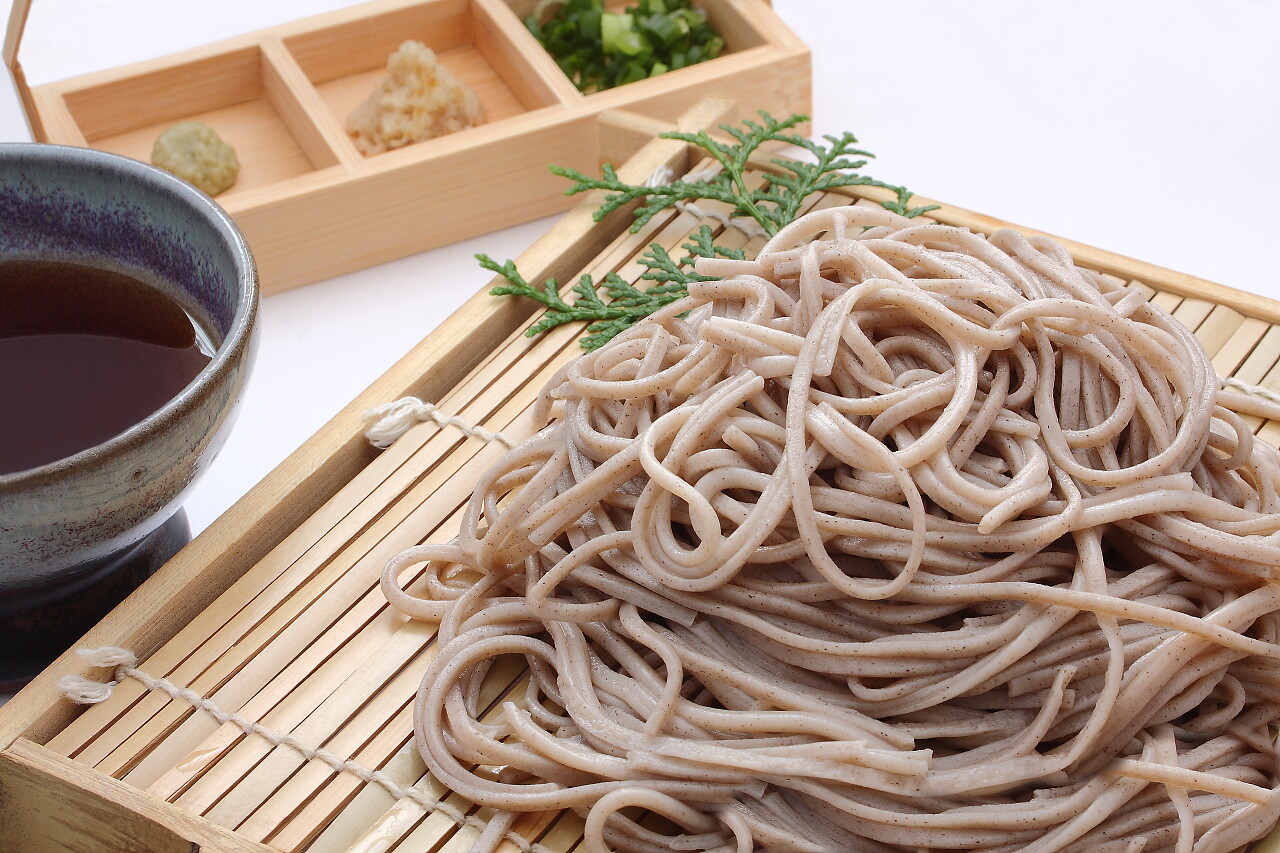 冷荞麦面条拼盘和冷酱汁