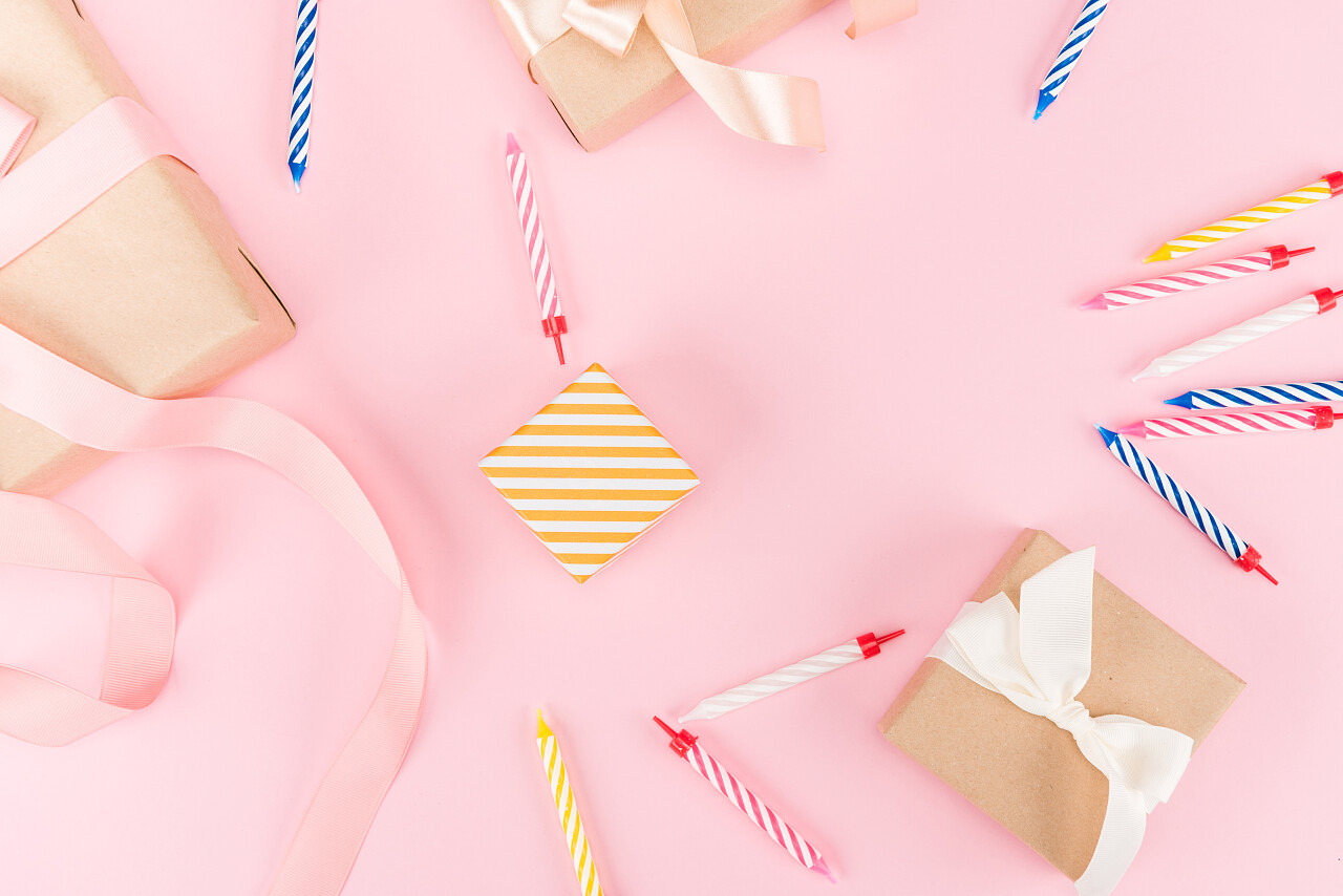 礼品盒和纸屑样机生日蜡烛