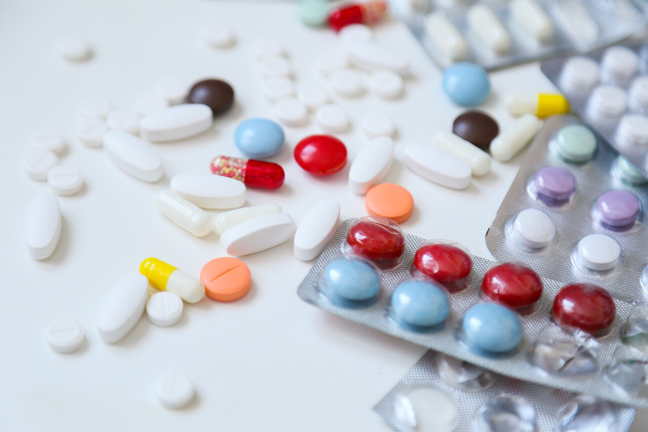 大量的药丸和药片不同颜色的药物和抗抑郁药