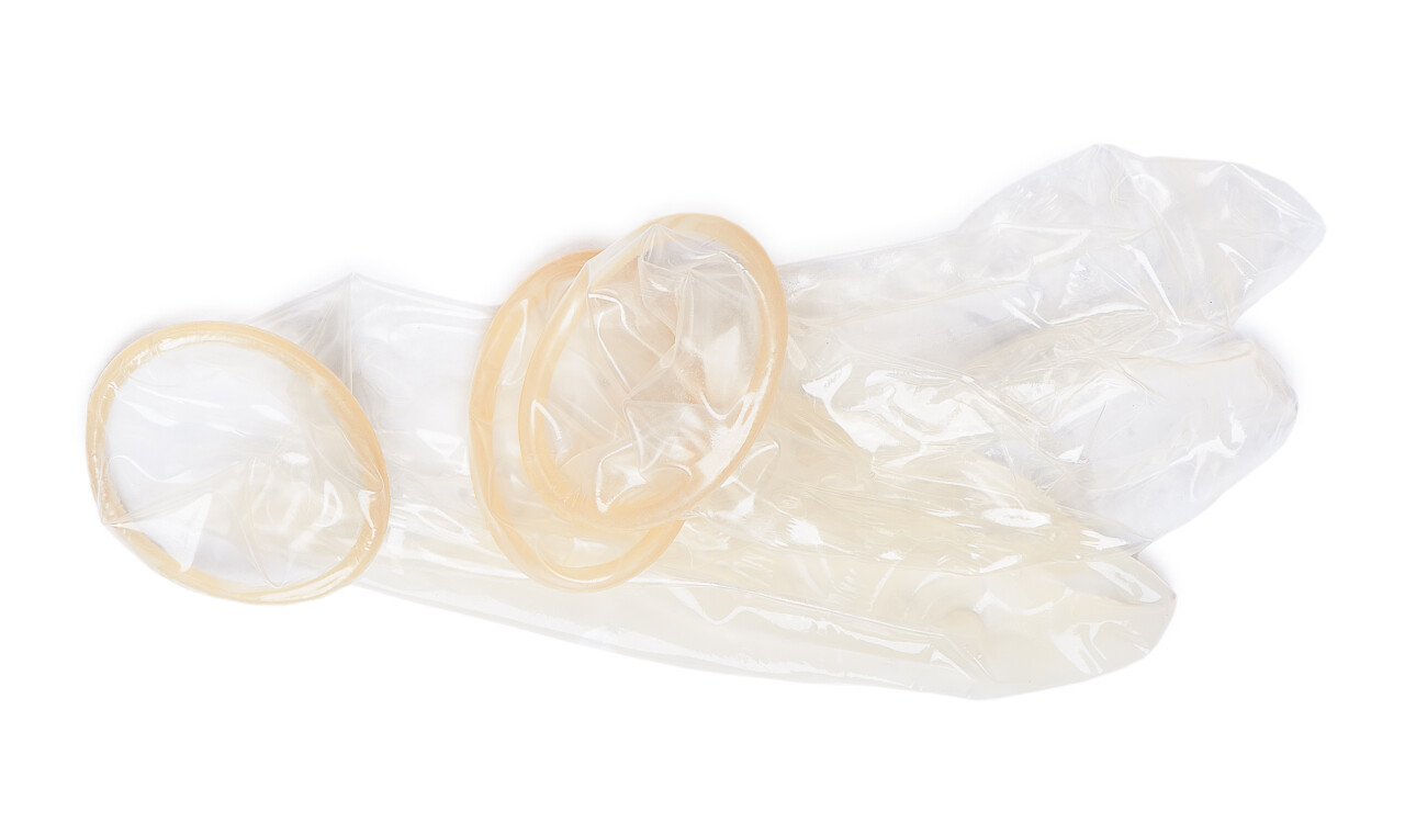 在白色背景上孤立的避孕套