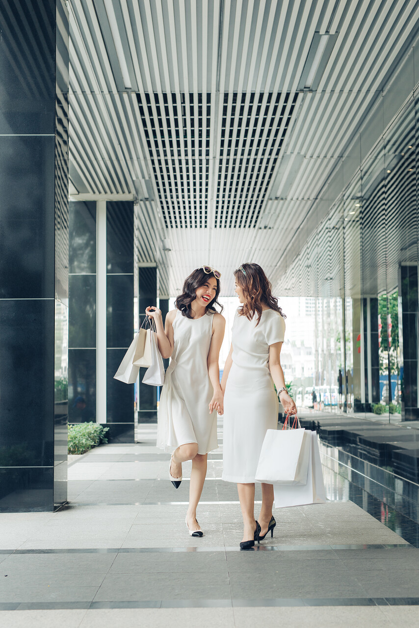 亚洲美女拿着购物袋在商场闺蜜