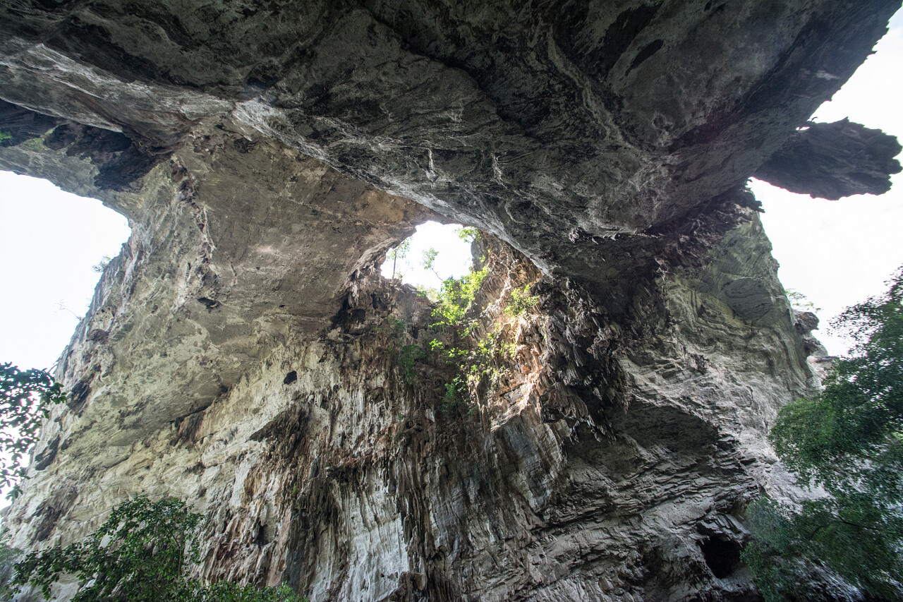 阳光穿过比多艾洞穴