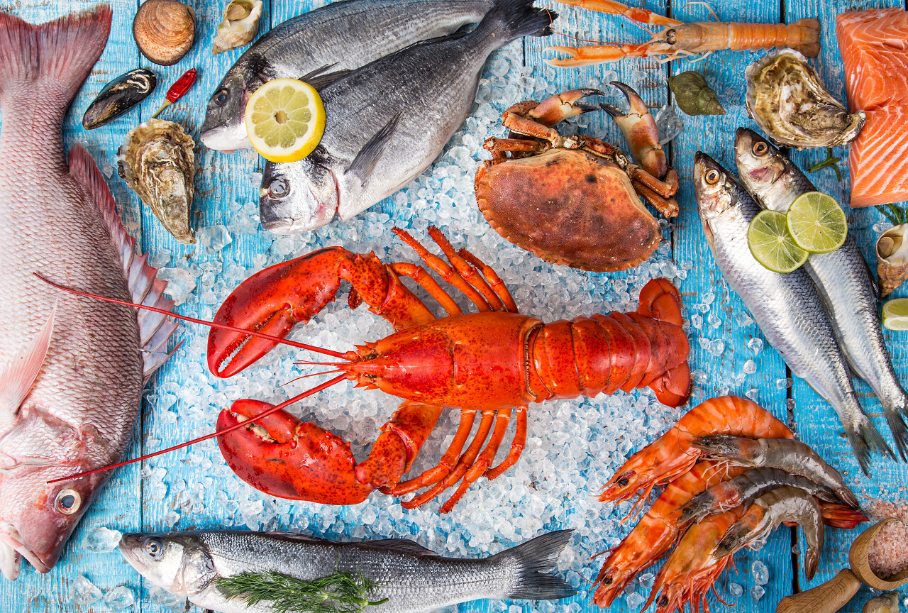 新鲜美味的海鲜放在旧木桌上