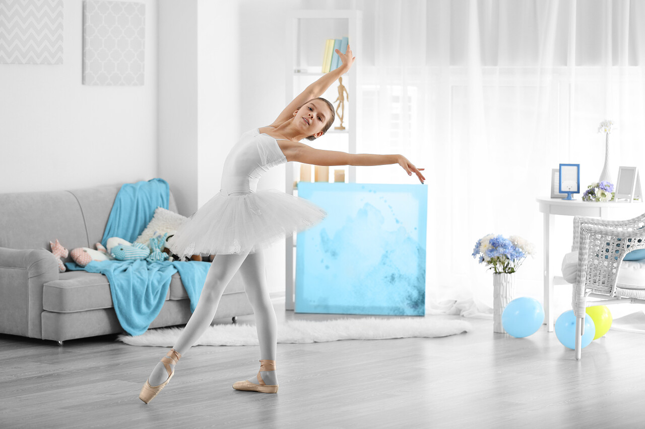 年轻美丽的芭蕾舞演员