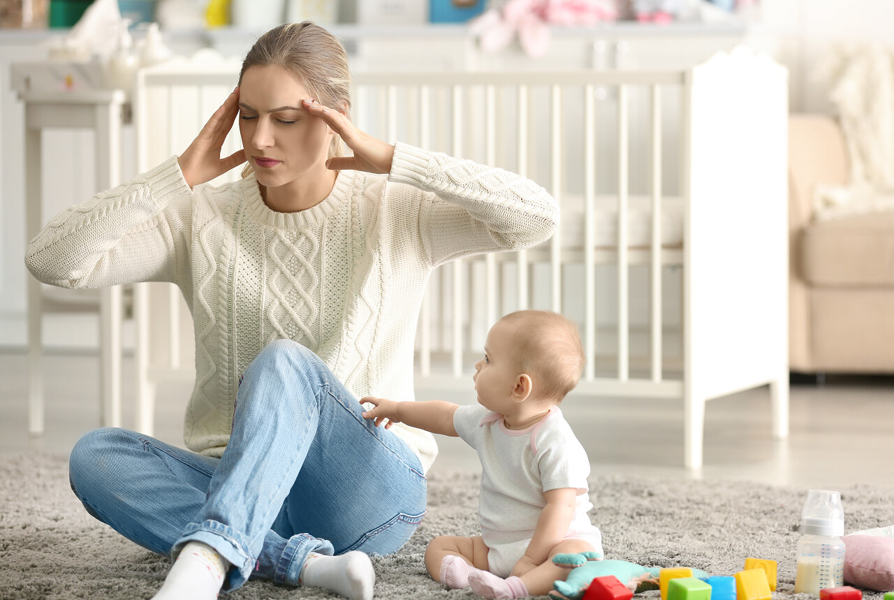 头痛的母亲和孩子头晕烦躁恼火烦躁