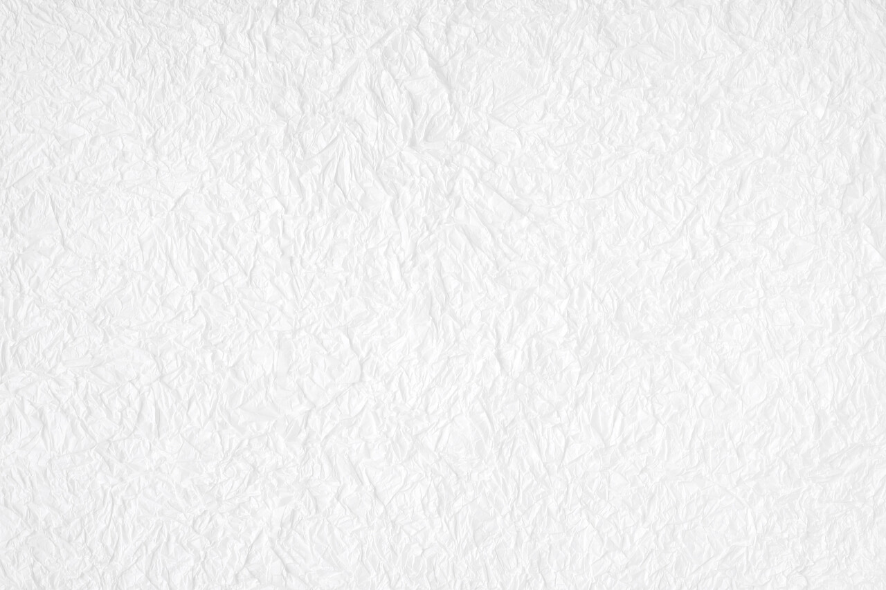 皱巴巴的白桑树纸纹理背景