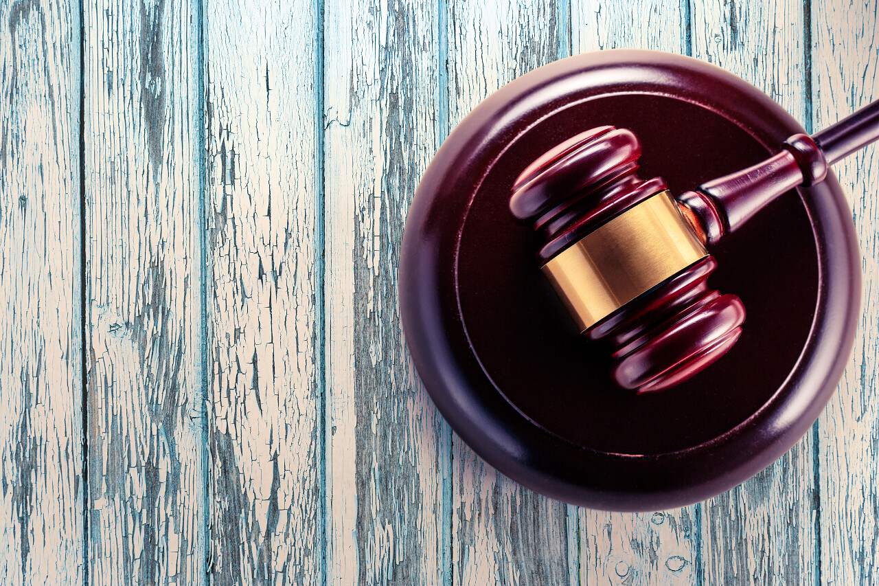 木槌和块木制背景