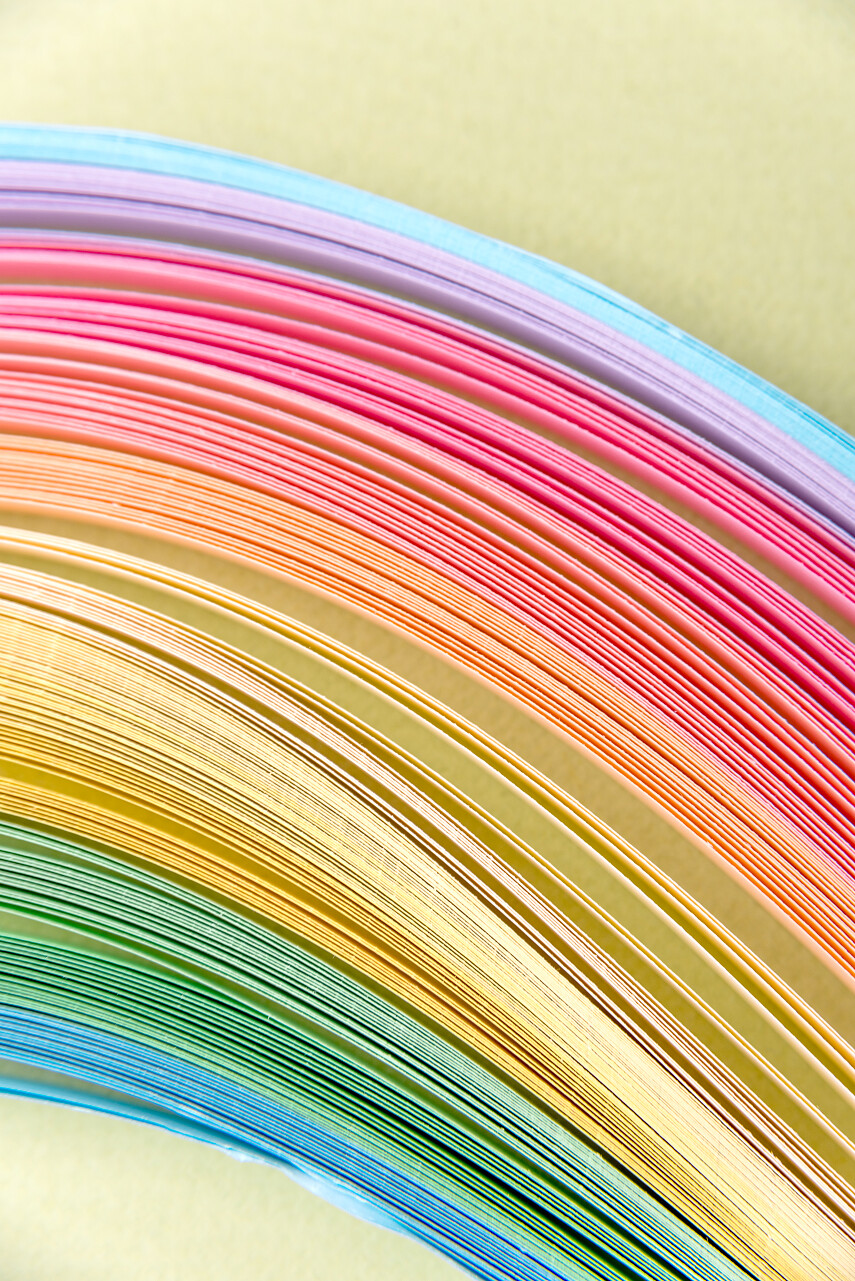 彩虹色的纸片作为彩色背景