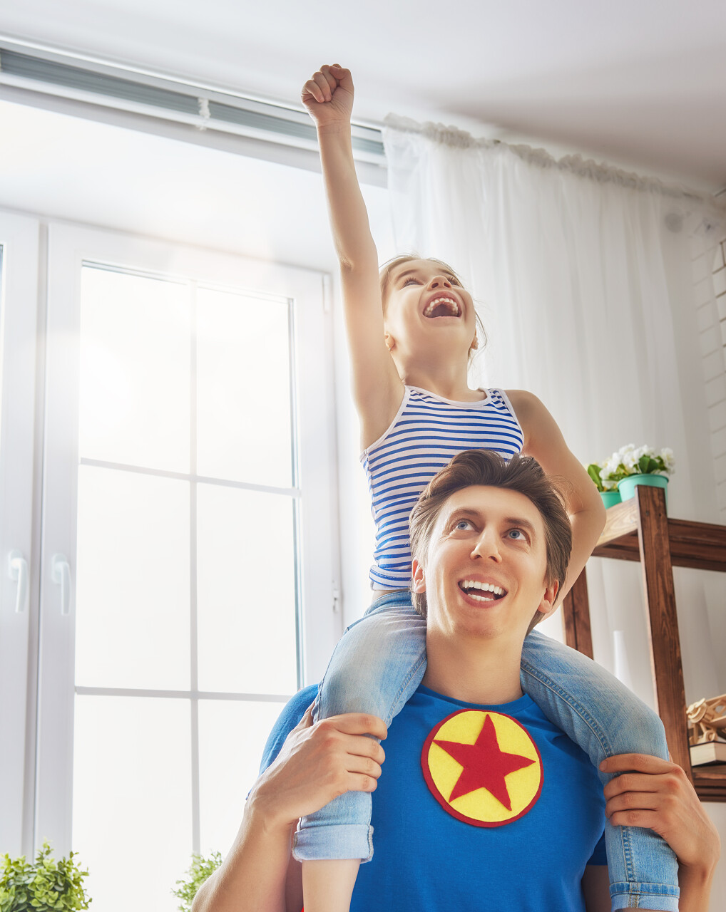 父亲和他的孩子一起玩