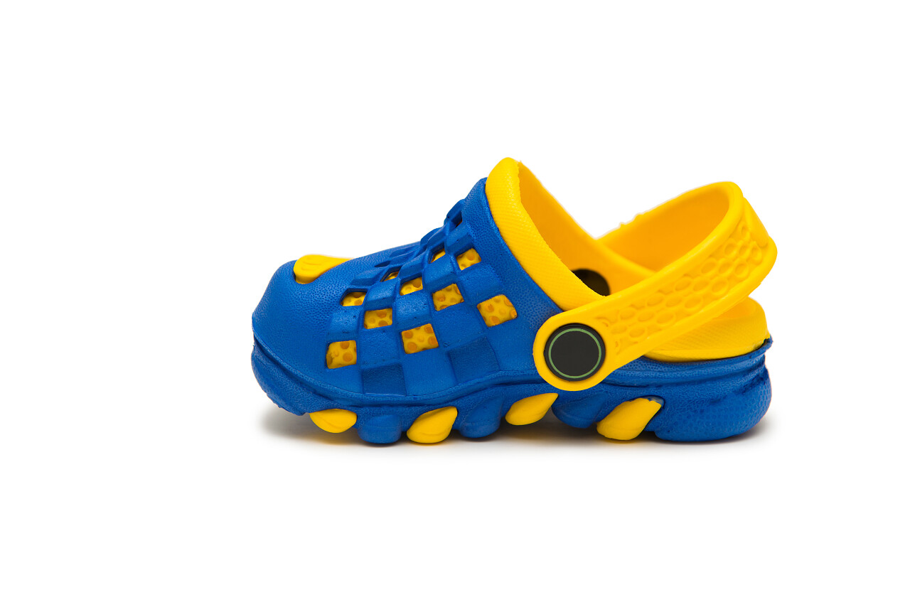 白色背景上的婴儿鞋