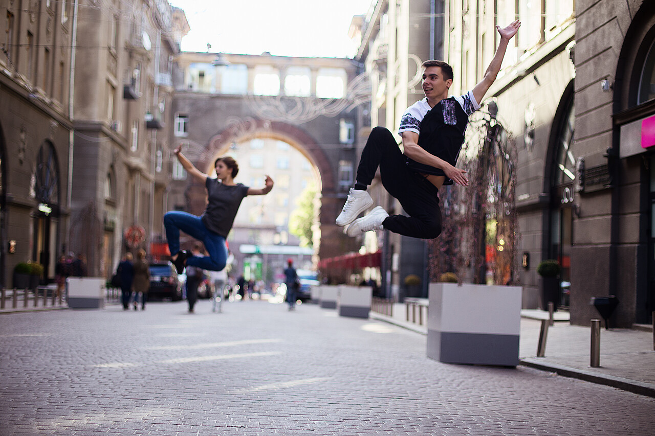 街道上跳舞的舞者
