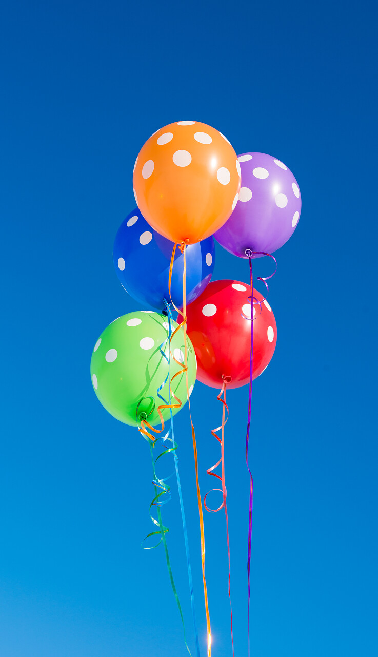 蓝色背景上的气球六一儿童节61儿童节