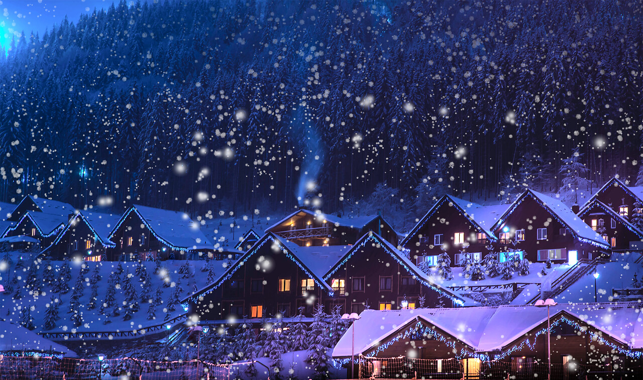 童话故事树林中的小屋在冰雪覆盖的杉木树