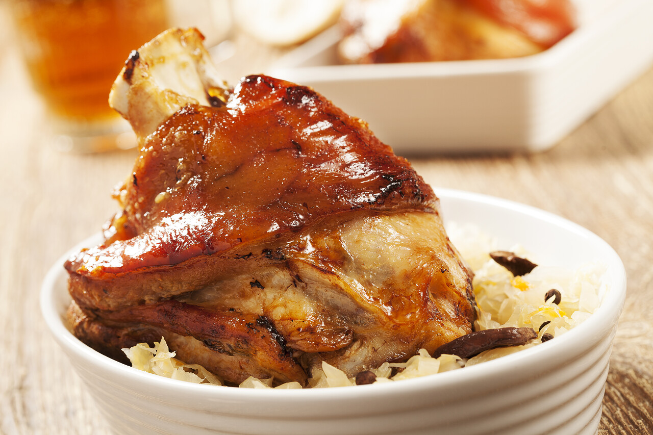 在木板上烤猪肘