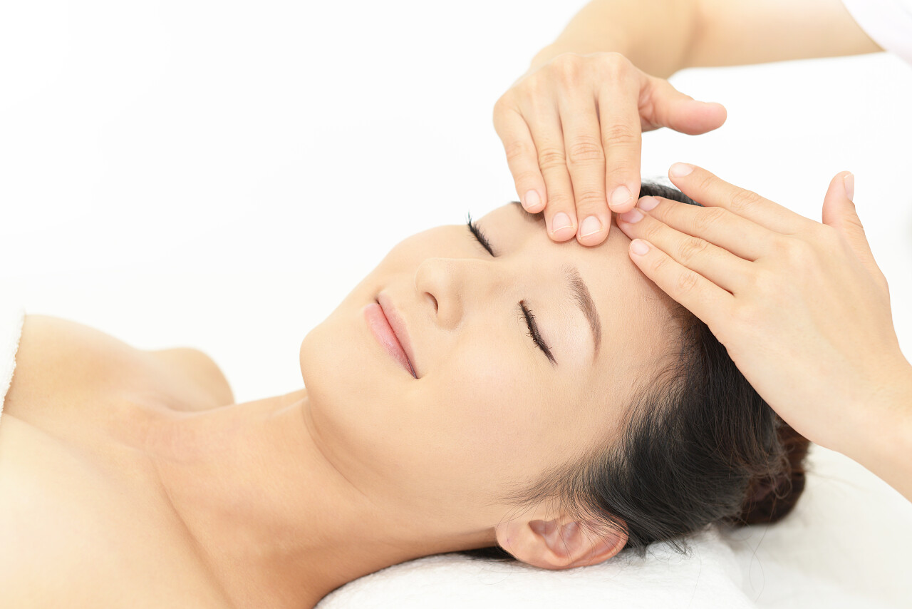 面部按摩放松解压面部清洁脸部面部按摩中医养生头部按摩