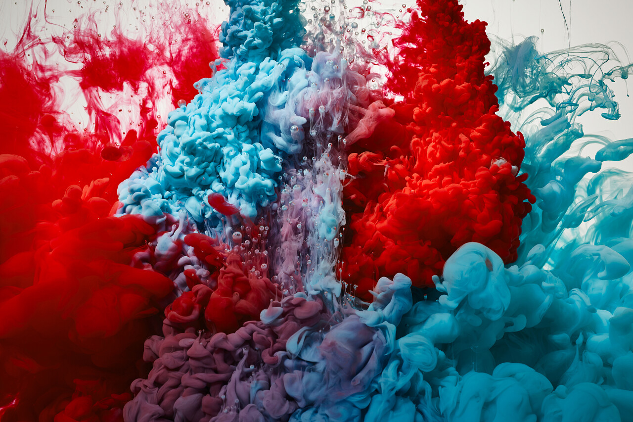 墨水滴在白色背景