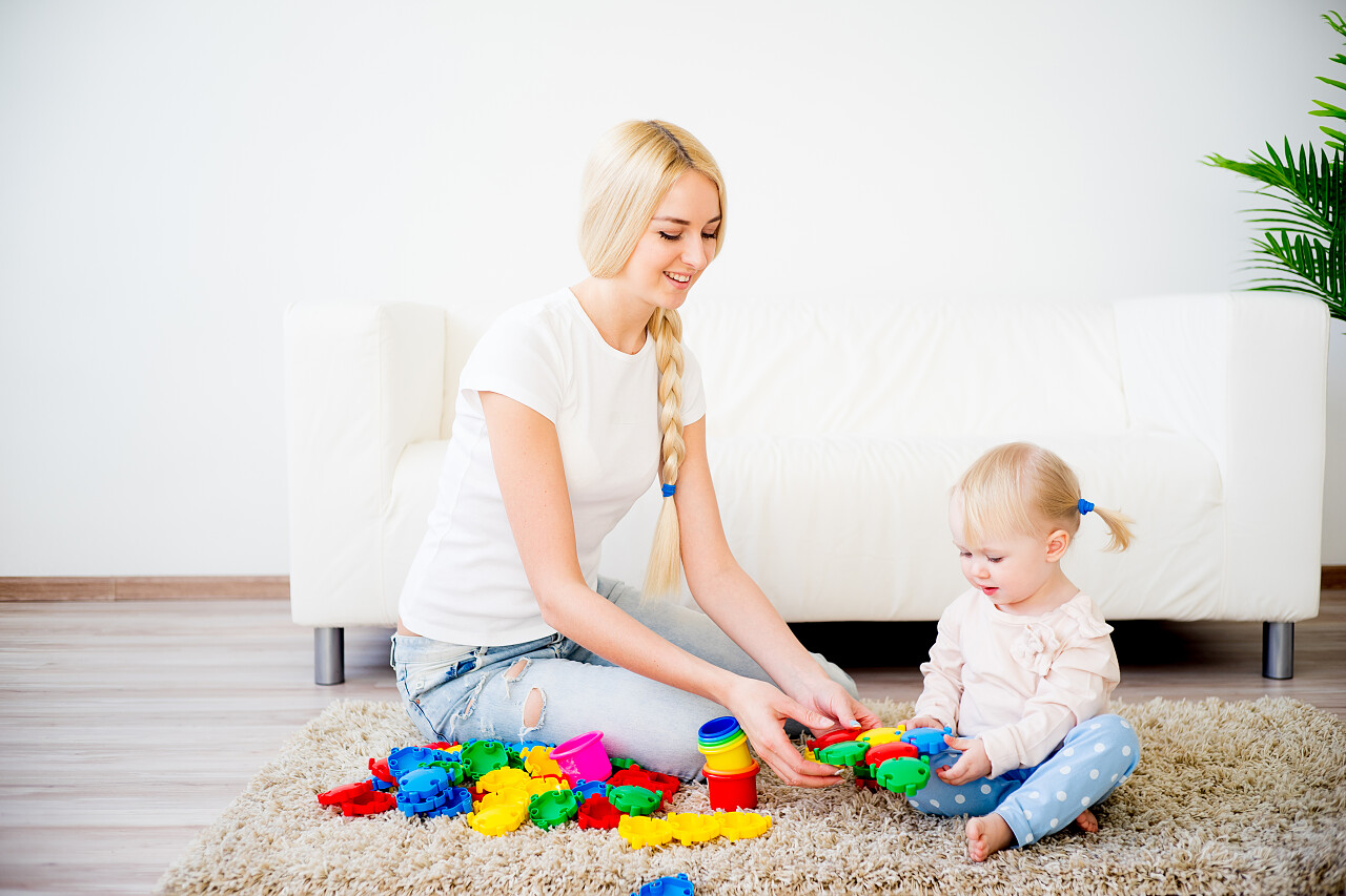 年轻的母亲和她的宝贝女儿月嫂