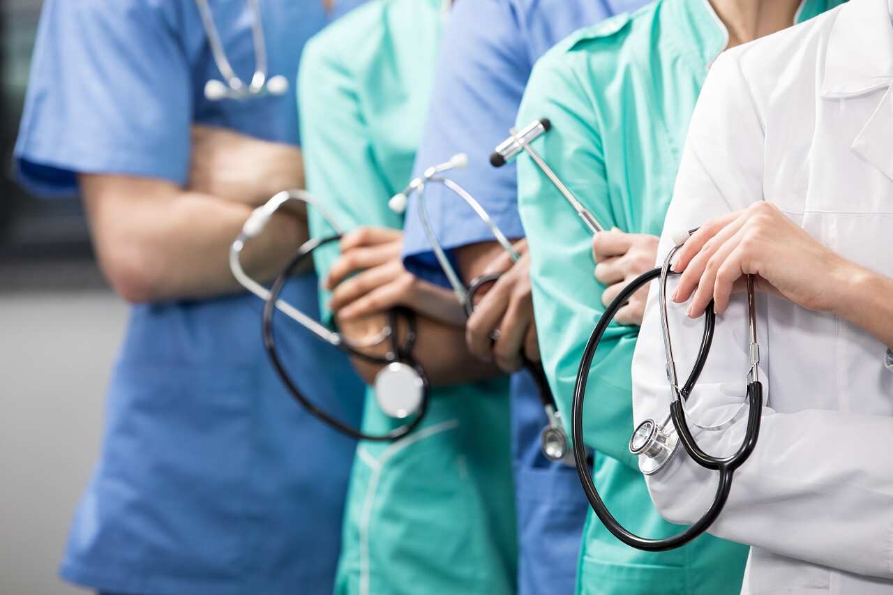 医务人员在实验室中的设备