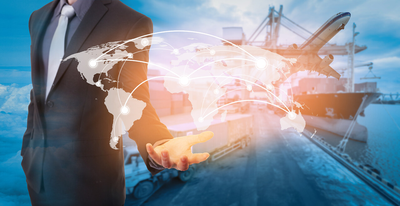 智慧城市交通全球网络覆盖世界地图的商人物流平台智慧物流平台国际物流配送空运