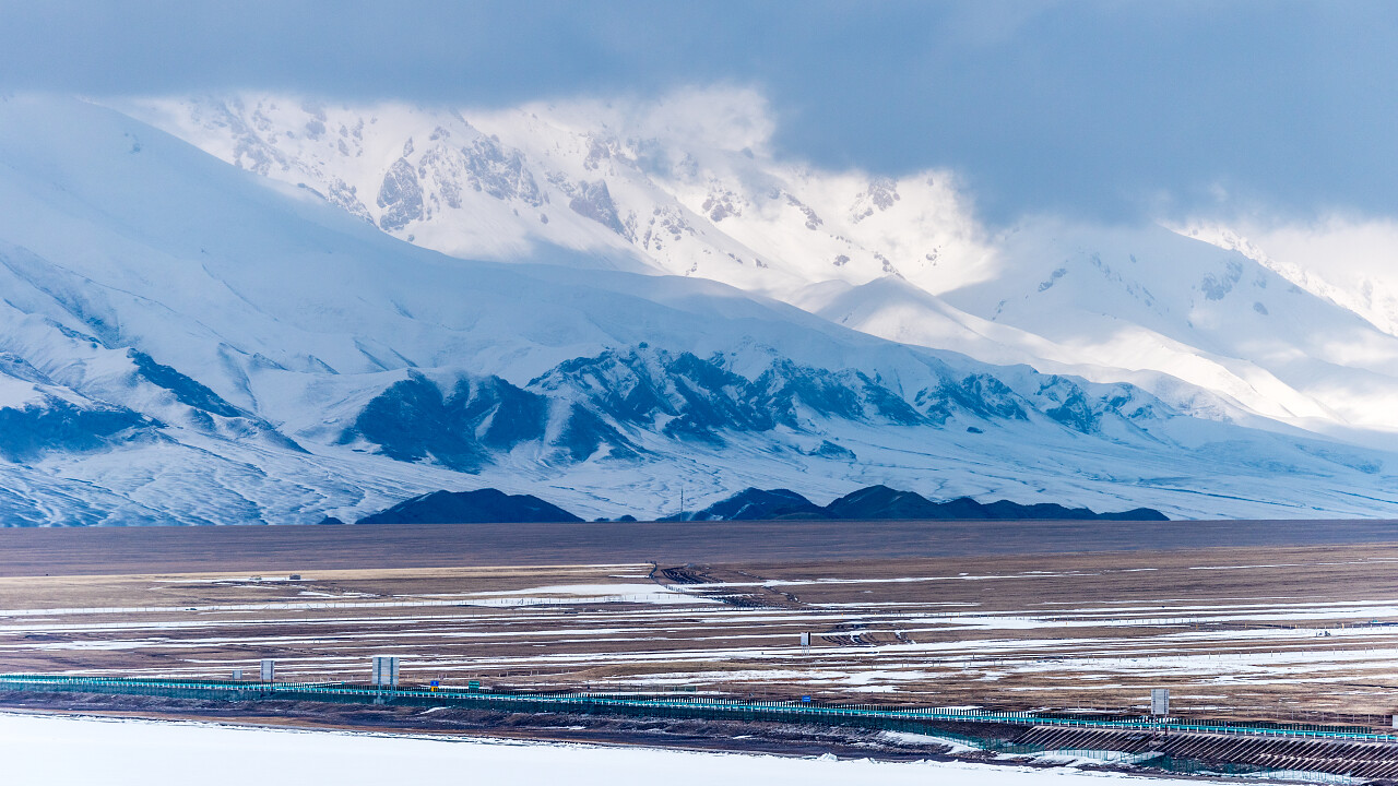 冷冻的赛里木湖新疆伊犁旅游