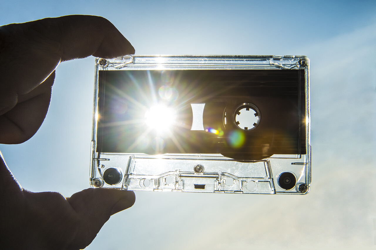 手拿着磁带美好回忆