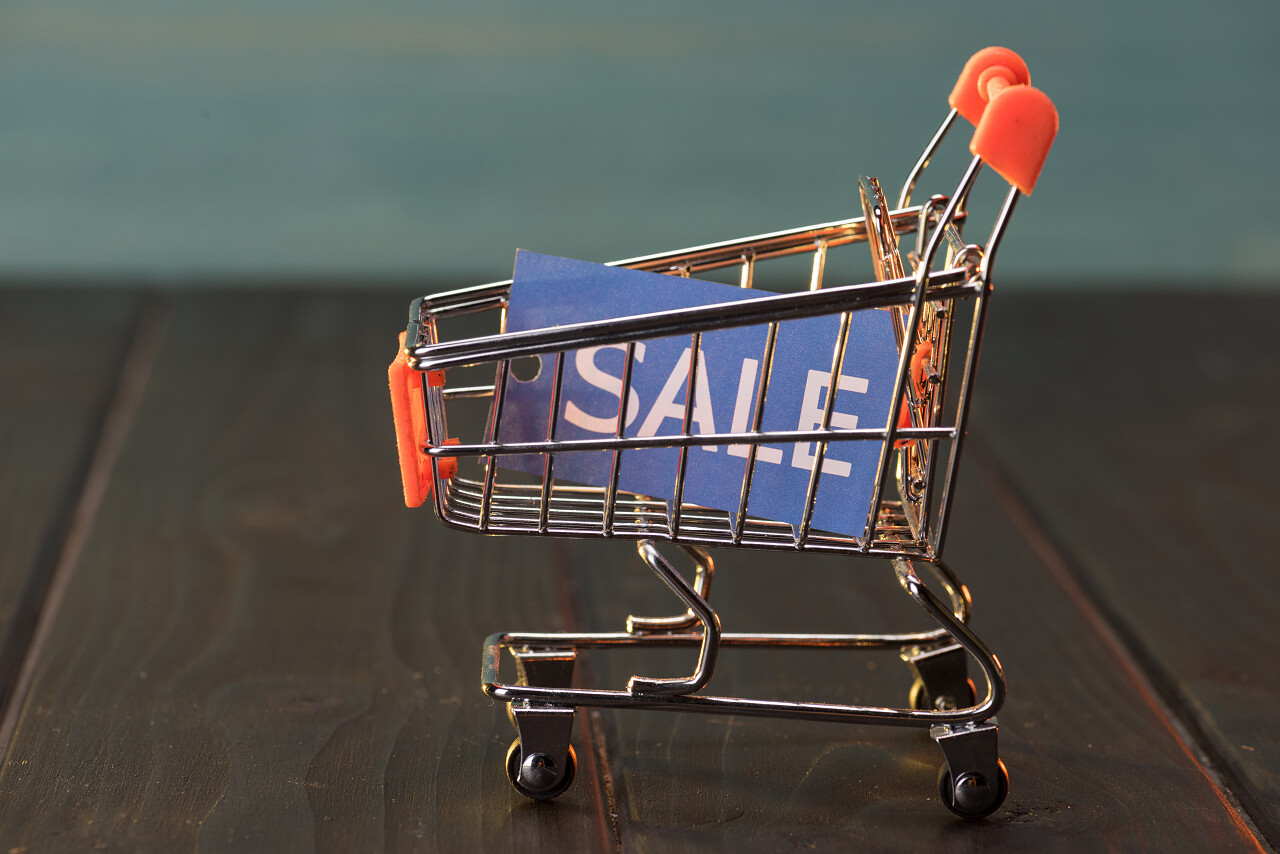 桌子上的购物推车