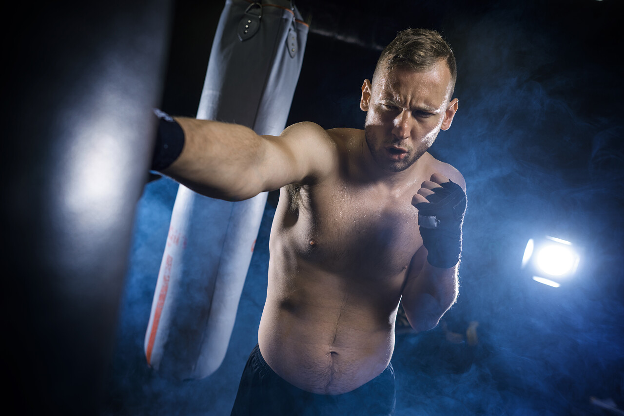 男子训练搏击拳击手健身运动拳击