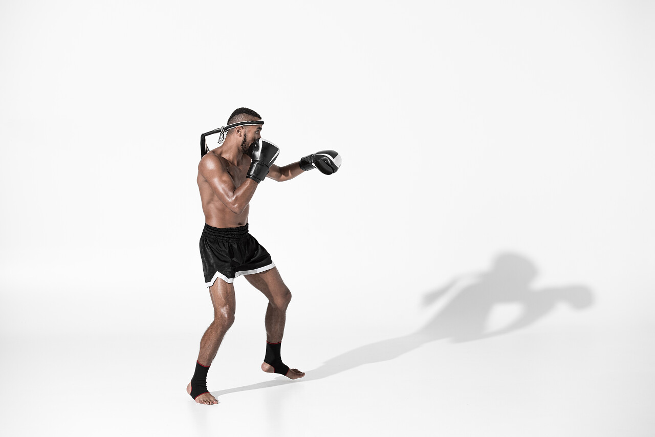 男子在训练搏击